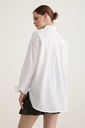 Bir model, Levure toptan giyim markasının  Taş Detaylı Oversize Kadın Gömlek Beyaz
 toptan Gömlek ürününü sergiliyor.