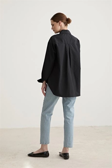 Bir model, Levure toptan giyim markasının  Taş Detaylı Oversize Kadın Gömlek Siyah
 toptan Gömlek ürününü sergiliyor.