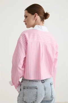 Bir model, Levure toptan giyim markasının 10450-garni-detailed-single-striped-crop-shirt-pink toptan Crop Top ürününü sergiliyor.