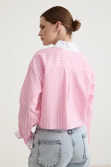 Bir model, Levure toptan giyim markasının  Garni Detaylı Tek Çizgili Crop Gömlek Pembe
 toptan Crop Top ürününü sergiliyor.