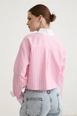 Bir model,  toptan giyim markasının 10450-garni-detailed-single-striped-crop-shirt-pink toptan  ürününü sergiliyor.