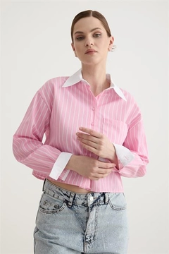 Un mannequin de vêtements en gros porte 10450-garni-detailed-single-striped-crop-shirt-pink, Crop Top en gros de Levure en provenance de Turquie