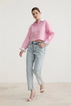 Hurtowa modelka nosi 10450-garni-detailed-single-striped-crop-shirt-pink, turecka hurtownia Krótki top firmy Levure