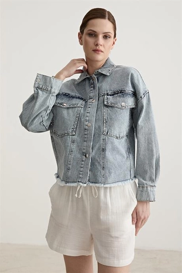 Bir model, Levure toptan giyim markasının  Uzun Kollu Taş Detaylı Kot Ceket Blue
 toptan Ceket ürününü sergiliyor.
