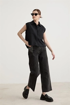 Een kledingmodel uit de groothandel draagt lev10479-stone-detailed-tasseled-jeans-black, Turkse groothandel Jeans van Levure