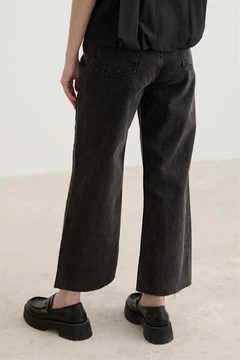 Ein Bekleidungsmodell aus dem Großhandel trägt lev10479-stone-detailed-tasseled-jeans-black, türkischer Großhandel Jeans von Levure