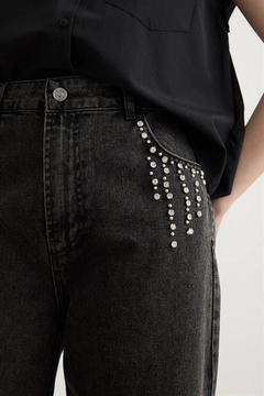 Bir model, Levure toptan giyim markasının lev10479-stone-detailed-tasseled-jeans-black toptan Kot Pantolon ürününü sergiliyor.