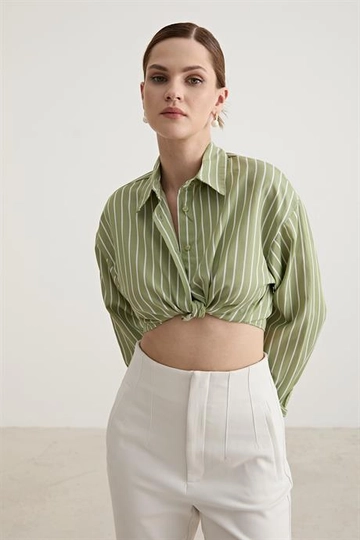 Bir model, Levure toptan giyim markasının  Çizgili Oversize Gömlek Yeşil
 toptan Gömlek ürününü sergiliyor.