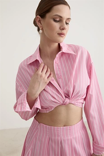 Ένα μοντέλο χονδρικής πώλησης ρούχων φοράει  Ριγέ Πουκάμισο Oversize Ροζ
, τούρκικο Πουκάμισο χονδρικής πώλησης από Levure