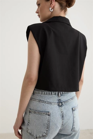 Bir model, Levure toptan giyim markasının  Omuzları Vatka Detaylı Yelek Siyah
 toptan Yelek ürününü sergiliyor.