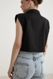 Bir model,  toptan giyim markasının lev10487-vest-with-shoulder-padding-detail-black toptan  ürününü sergiliyor.
