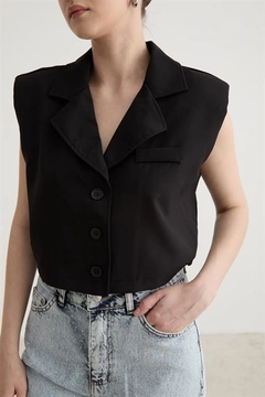 Bir model, Levure toptan giyim markasının lev10487-vest-with-shoulder-padding-detail-black toptan Yelek ürününü sergiliyor.