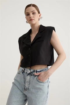 Bir model, Levure toptan giyim markasının lev10487-vest-with-shoulder-padding-detail-black toptan Yelek ürününü sergiliyor.