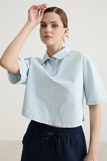Bir model, Levure toptan giyim markasının  Çıt Çıt Detaylı Oversize Kot Gömlek - Buz Mavi
 toptan Gömlek ürününü sergiliyor.