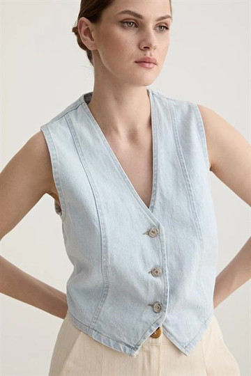 Een kledingmodel uit de groothandel draagt  Denim Vest - Lichtblauw
, Turkse groothandel Vest van Levure