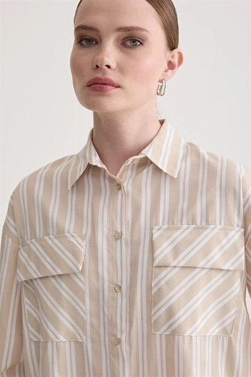 Een kledingmodel uit de groothandel draagt  Gestreept Oversized Overhemd Stone
, Turkse groothandel Shirt van Levure