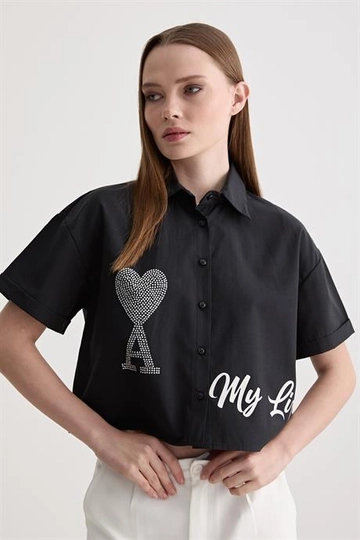 Een kledingmodel uit de groothandel draagt  Bedrukt En Stenen Gedetailleerd Kort Shirt Zwart
, Turkse groothandel Shirt van Levure