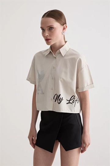 Een kledingmodel uit de groothandel draagt  Bedrukt En Stenen Gedetailleerd Kort Shirt Steen
, Turkse groothandel Shirt van Levure