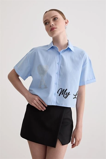 Een kledingmodel uit de groothandel draagt  Kort Shirt Met Print En Steendetails Blauw
, Turkse groothandel Shirt van Levure