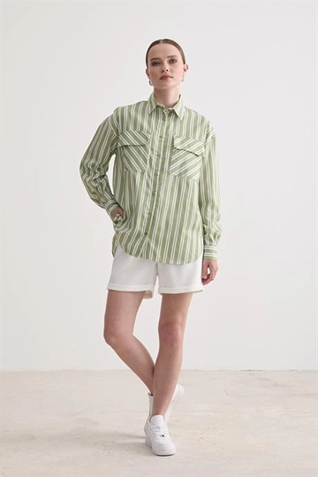 Een kledingmodel uit de groothandel draagt  Gestreept Oversize Overhemd Groen
, Turkse groothandel Shirt van Levure