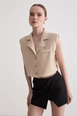 Bir model,  toptan giyim markasının lev10564-stone-vest-with-padding-detail-on-shoulders toptan  ürününü sergiliyor.