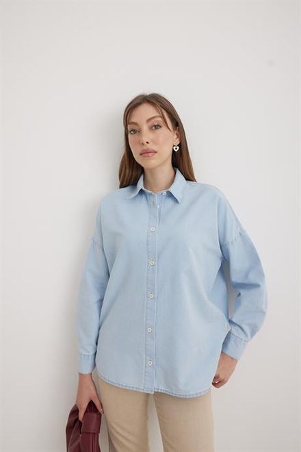 A wholesale clothing model wears  Denim Shirt - Ice Blue
, Turkish wholesale  of Levure