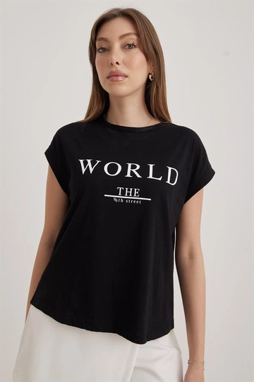 A wholesale clothing model wears  Text Printed T-Shirt - Black
, Turkish wholesale  of Levure