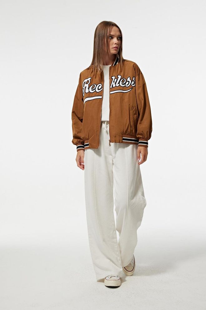 Levure Damska kurtka bomber z prążkowanym kołnierzem i haftowanym przodem, wykonana z poliestru, w kolorze brązowym Hurtowa sprzedaż odzieży Casual