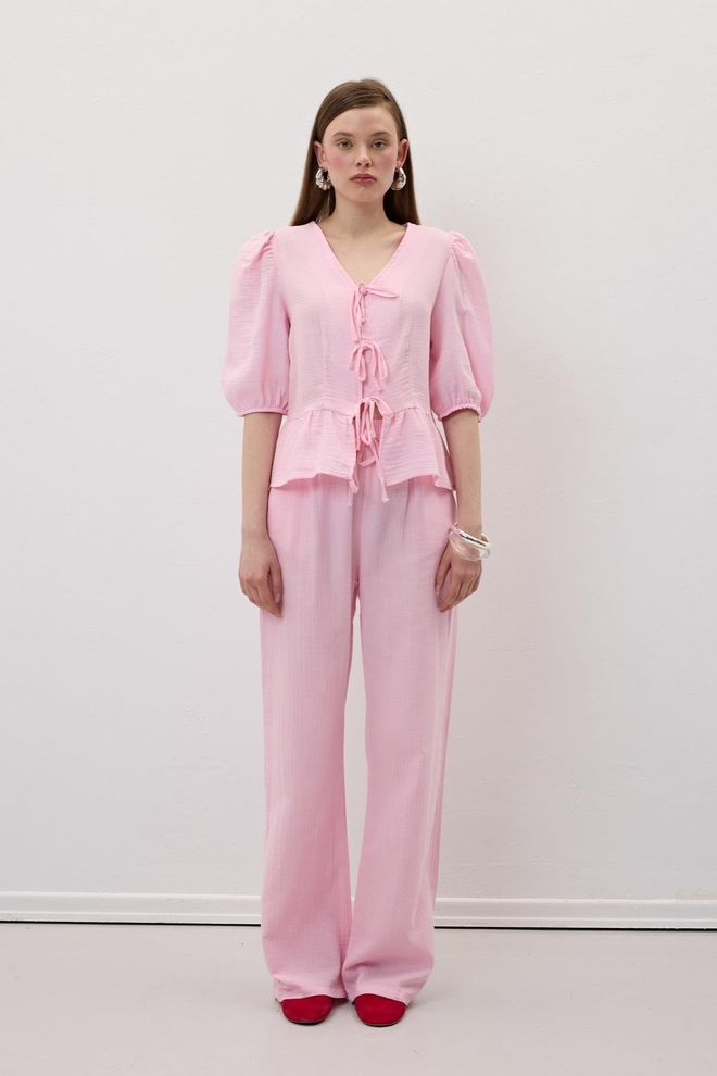 Levure Blouse En Mueslin Élastique À Manches Nouées Sur Le Devant Rose Vêtements en gros Mignon