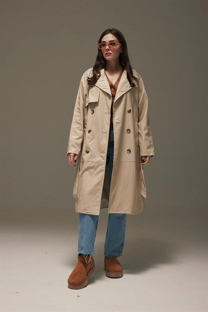 A wholesale clothing model wears lev10008-leather-fabric-women's-trench-coat-with-belted-waist-stone, Turkish wholesale Trenchcoat of Levure