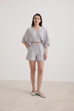 Bir model, Levure toptan giyim markasının lev10009-women's-muslin-tie-blouse-gray toptan Crop Top ürününü sergiliyor.