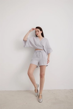 Hurtowa modelka nosi lev10009-women's-muslin-tie-blouse-gray, turecka hurtownia Krótki top firmy Levure