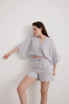 Ένα μοντέλο χονδρικής πώλησης ρούχων φοράει lev10009-women's-muslin-tie-blouse-gray, τούρκικο Crop top χονδρικής πώλησης από Levure