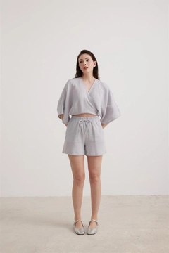 Bir model, Levure toptan giyim markasının lev10009-women's-muslin-tie-blouse-gray toptan Crop Top ürününü sergiliyor.