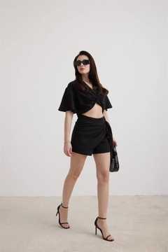 A wholesale clothing model wears lev10010-women's-linen-tie-front-shorts-skirt, Turkish wholesale Shorts of Levure