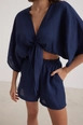 Ein Bekleidungsmodell aus dem Großhandel trägt lev10022-women's-muslin-tie-blouse-navy-blue, türkischer Großhandel  von 
