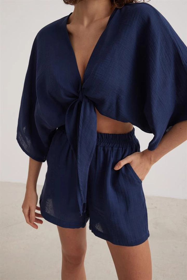 Een kledingmodel uit de groothandel draagt lev10022-women's-muslin-tie-blouse-navy-blue, Turkse groothandel Crop-top van Levure