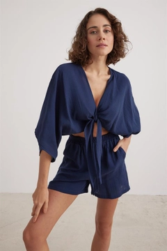Hurtowa modelka nosi lev10022-women's-muslin-tie-blouse-navy-blue, turecka hurtownia Krótki top firmy Levure