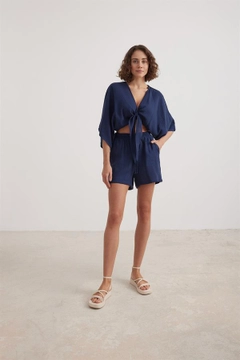 Un model de îmbrăcăminte angro poartă lev10022-women's-muslin-tie-blouse-navy-blue, turcesc angro Crop Top de Levure