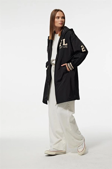 A wholesale clothing model wears  Hooded Long Women's College Trench Coat Black
, Turkish wholesale Trenchcoat of Levure