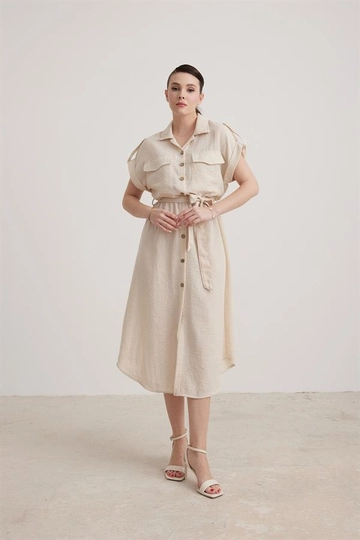 Ένα μοντέλο χονδρικής πώλησης ρούχων φοράει  Μίντι Γυναικείο Φόρεμα Με Χαμηλό Μανίκι Πέτρα
, τούρκικο Φόρεμα χονδρικής πώλησης από Levure