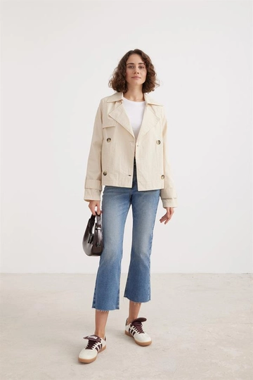 Ένα μοντέλο χονδρικής πώλησης ρούχων φοράει  Γυναικεία Κοντή Καμπαρντίνα Πέτρα
, τούρκικο Καπαρντίνα χονδρικής πώλησης από Levure