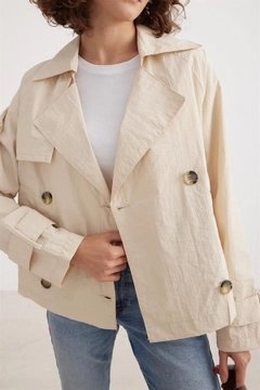 A wholesale clothing model wears lev10046-women's-short-trench-coat-stone, Turkish wholesale Trenchcoat of Levure