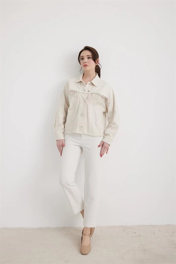 Bir model, Levure toptan giyim markasının  Püskül Detaylı Kadın Kot Ceket Taş
 toptan Kot Ceket ürününü sergiliyor.