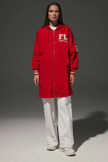 Una modella di abbigliamento all'ingrosso indossa  Trench lungo college da donna con cappuccio Rosso
, vendita all'ingrosso turca di Impermeabile di Levure