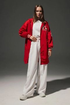 A wholesale clothing model wears lev10078-hooded-long-women's-college-trench-coat-red, Turkish wholesale Trenchcoat of Levure