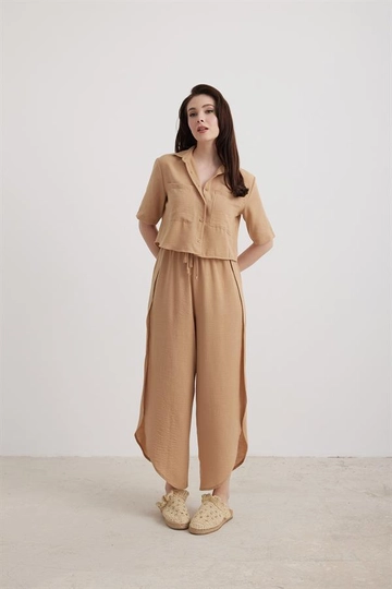 Ein Bekleidungsmodell aus dem Großhandel trägt  Shorts Mit Elastischem Taillenbund  Biskuit
, türkischer Großhandel Hose von Levure