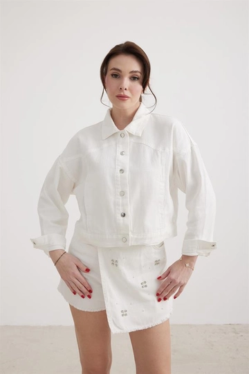 Ένα μοντέλο χονδρικής πώλησης ρούχων φοράει  Snap Λεπτομερές Γυναικείο Τζιν Μπουφάν Λευκό
, τούρκικο Τζιν μπουφάν χονδρικής πώλησης από Levure