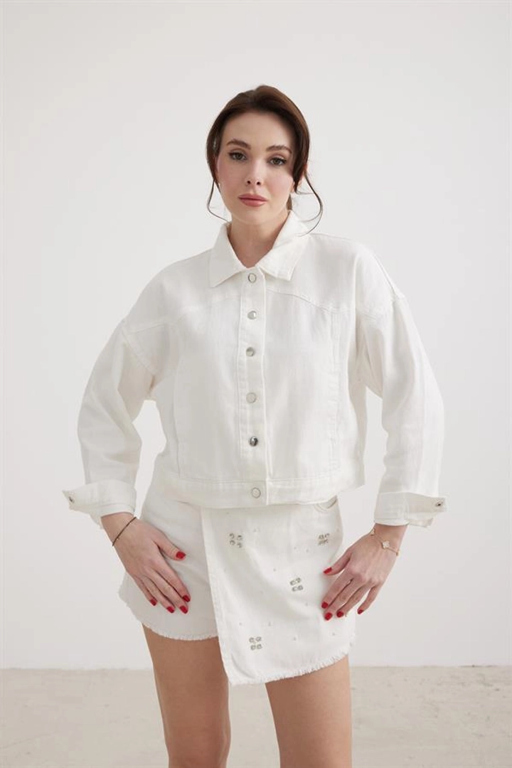 A wholesale clothing model wears lev10094-snap-detailed-women's-denim-jacket-white, Turkish wholesale Denim Jacket of Levure