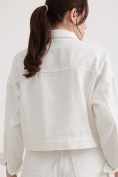A wholesale clothing model wears lev10094-snap-detailed-women's-denim-jacket-white, Turkish wholesale Denim Jacket of Levure